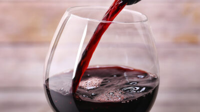 Rødvin helles i et vinglass