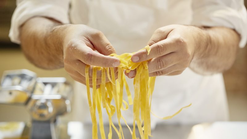 Bilde av mann som lager pasta